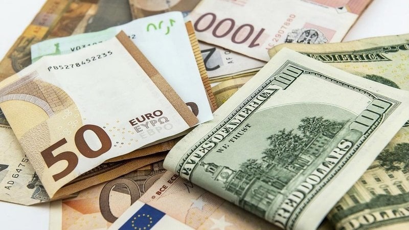 Доллар курси 12 200 сўмдан пасайиб кетди