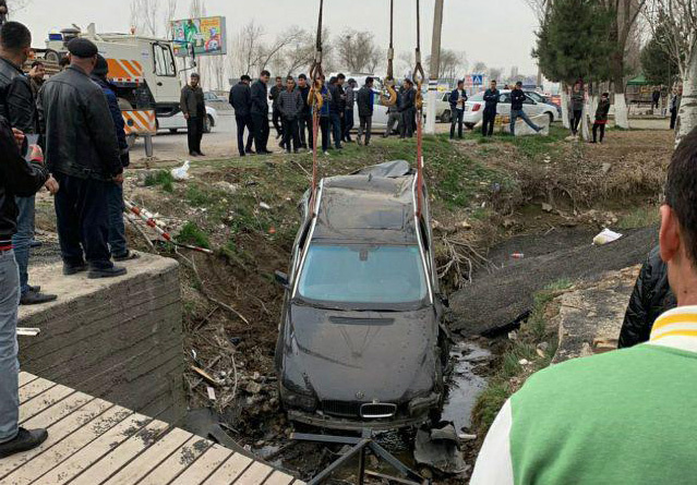 Toshkent yaqinida BMW zovurga ag‘darib yuborildi (foto)