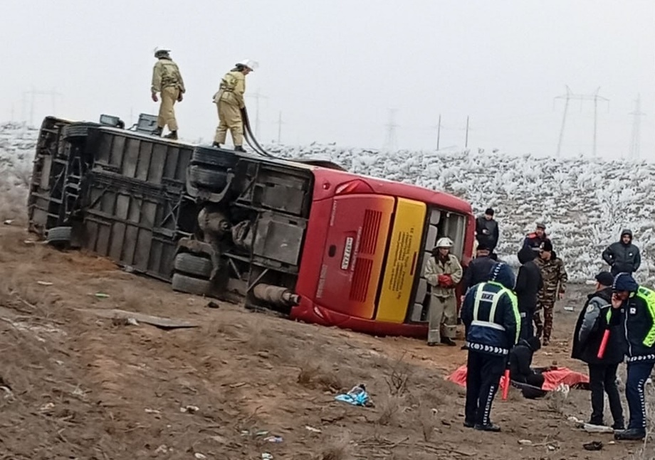 В Навои опрокинулся автобус с 47 пассажирами, погибли двое