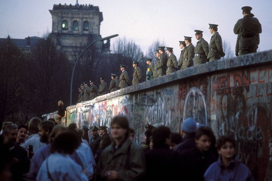 Немецкие футболисты напомнили о падении Берлинской стены прямо на поле (видео)