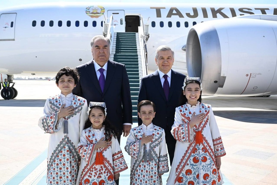 Эмомали Рахмон прибыл в Ташкент. Его встретил Шавкат Мирзиёев (фото)
