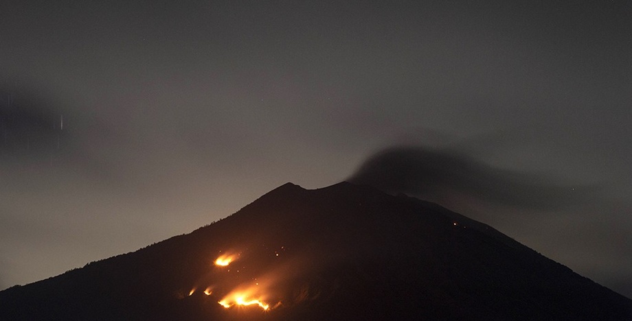 Извержение огромного вулкана началось в Индонезии