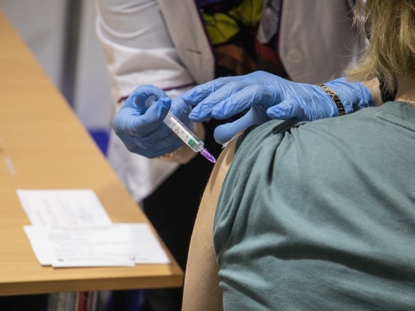 Во Франции около 260 человек привили просроченной вакциной от COVID-19