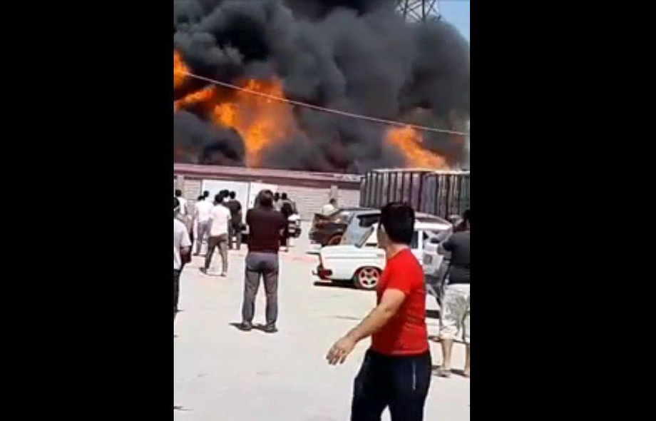Возле Куйлюкского оптового рынка произошел крупный пожар (видео)