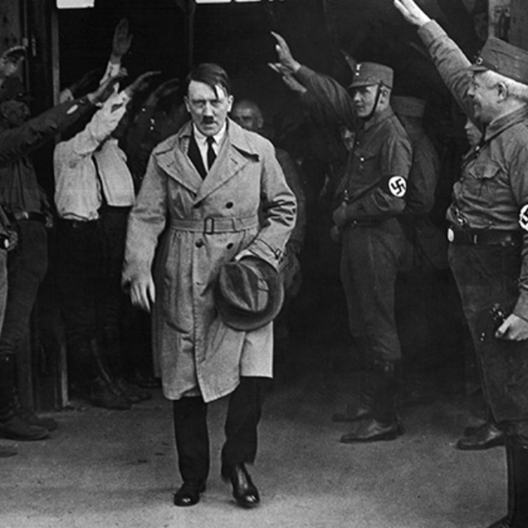 Адолф Ҳитлернинг Аргентинадаги яширин бункеридан фотосуратлар ва тангалар топилди (фото)