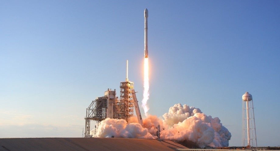 «SpaceX» глобал интернетни тарқатишга мўлжалланган иккита сунъий йўлдошини космосга муваффақиятли учирди (видео)