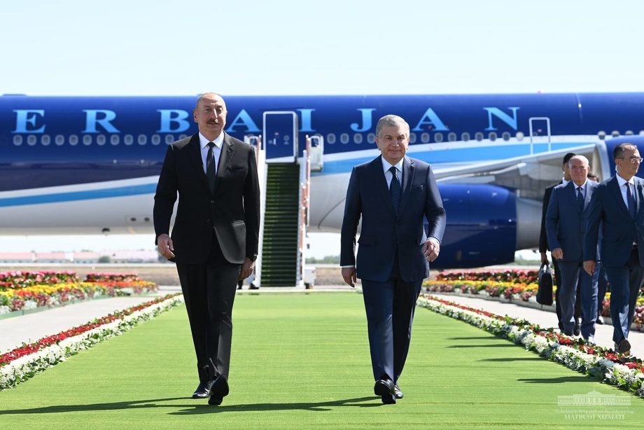 Шавкат Мирзиёев и Ильхам Алиев прибыли в Хорезм