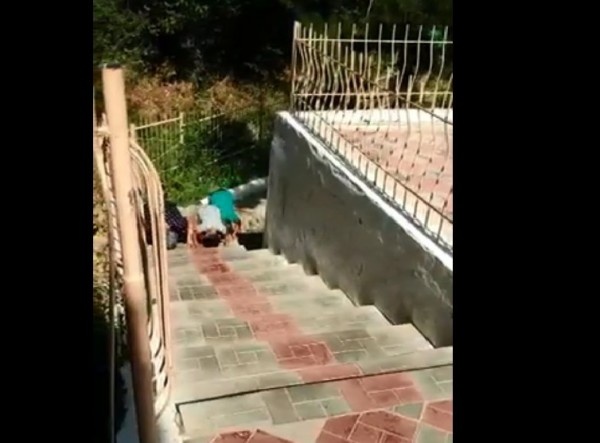 Паркент зиёратгоҳида ширк амаллар бўлмоқда, зиёратчилар ҳар бир зинага сажда қилиб чиқяпти (видео)