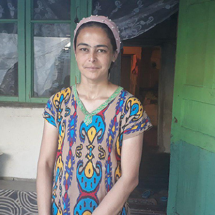 Hashamatli teshikka ega bolgan shoxli milf veb-kamera oldida onanizm qiladi va nola qiladi