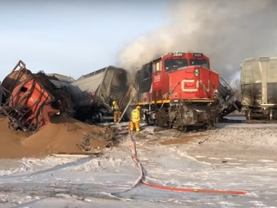 В Канаде перевернулся поезд с пшеницей: состав загорелся (видео)