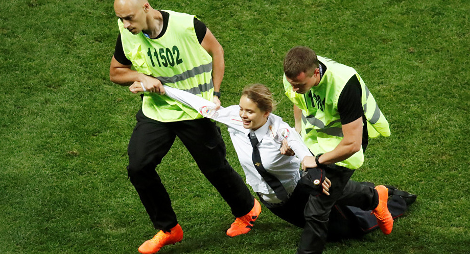 Фотофакт: болельщики выбежали на поле во время матча Франция - Хорватия