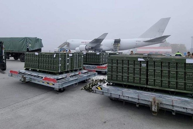 Первая партия военной помощи США прибыла в Киев