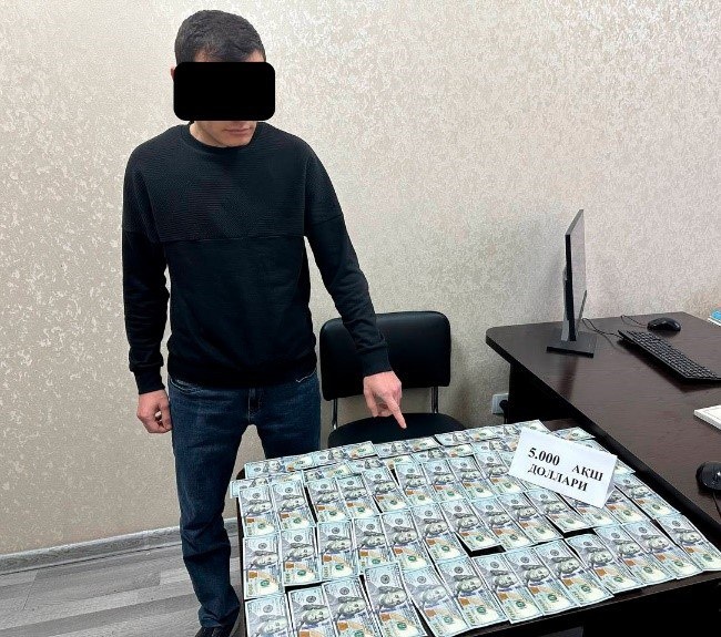 В Ташобласти за взятку в 5000 долларов задержан сотрудник кадастровой службы