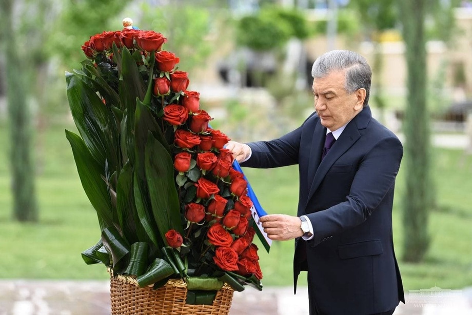 Президент возложил цветы к мемориальному комплексу «Ода стойкости» (фото)