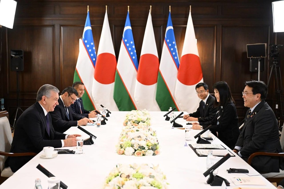 Шавкат Мирзиёев в Токио принял министра экономики, промышленности и торговли Японии