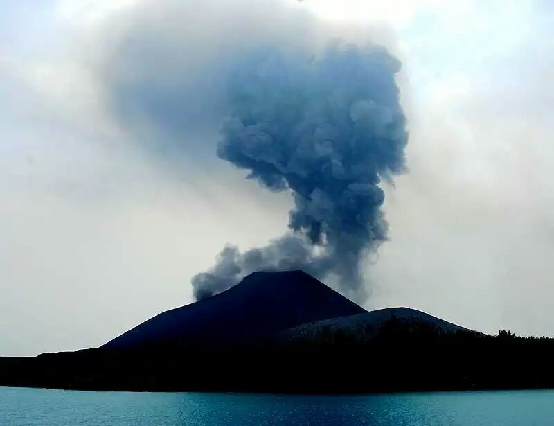 Индонезияда бир суткада 49 марта вулқон отилди