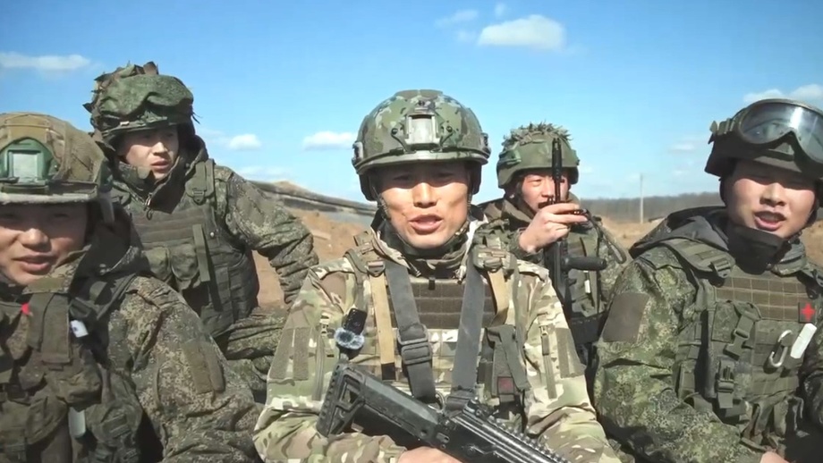 Qaynona uxlayotganda, kuyovi u bilan jinsiy aloqada boladi. Jinsiy aloqa kashshoflari video