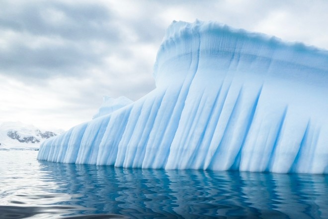 Самый большой в мире айсберг откололся от Антарктиды (фото)