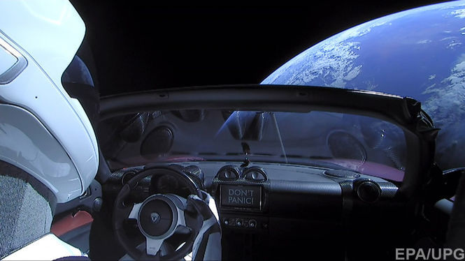 Астрономлар коинотга учган «Tesla Roadster»нинг Марсга яқинлашиш санасини маълум қилди