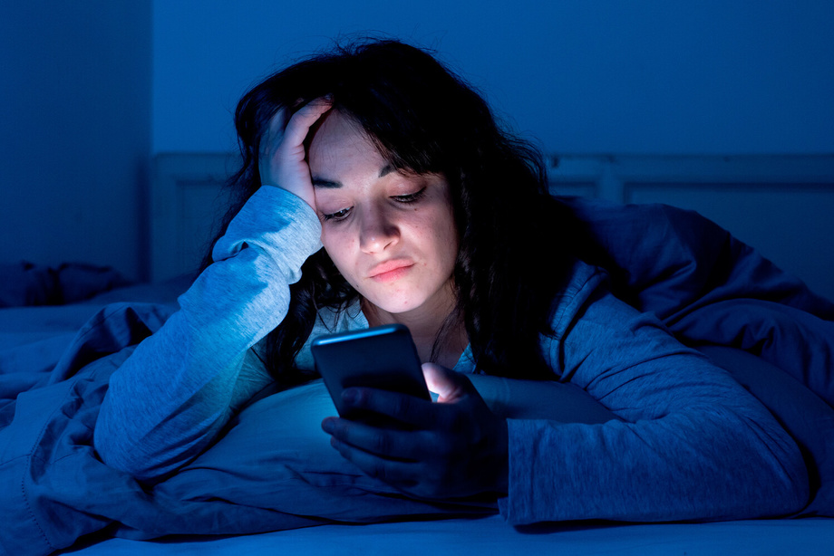 Смартфон экранидан таралаётган нур юзни тез қаритади