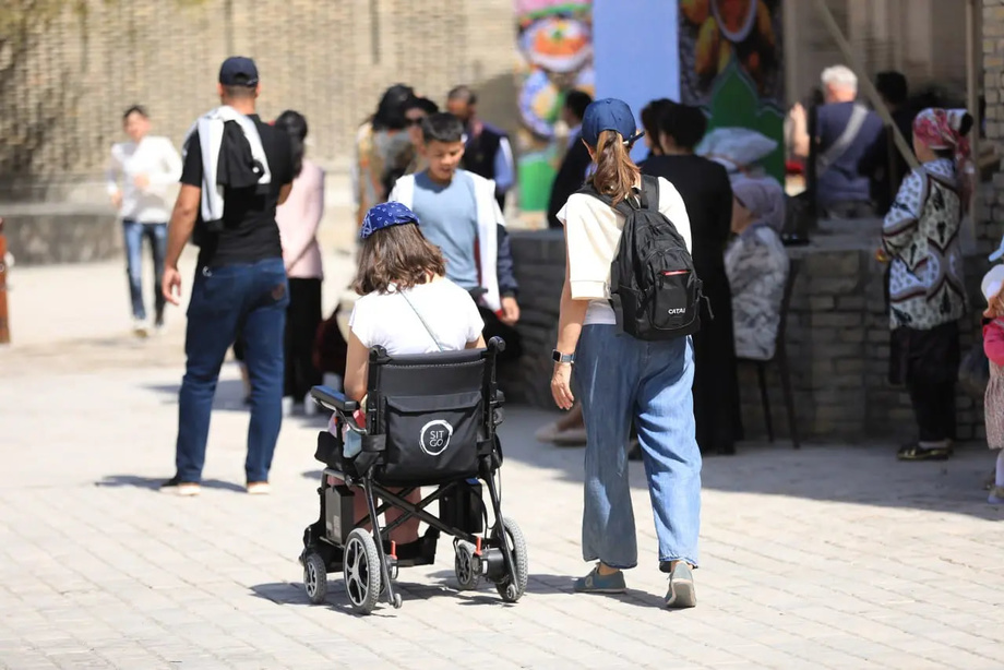 «Тўсиқсиз туризм»: Ўзбекистонда ногиронлиги бўлган сайёҳлар учун қулай инфратузилма яратилади