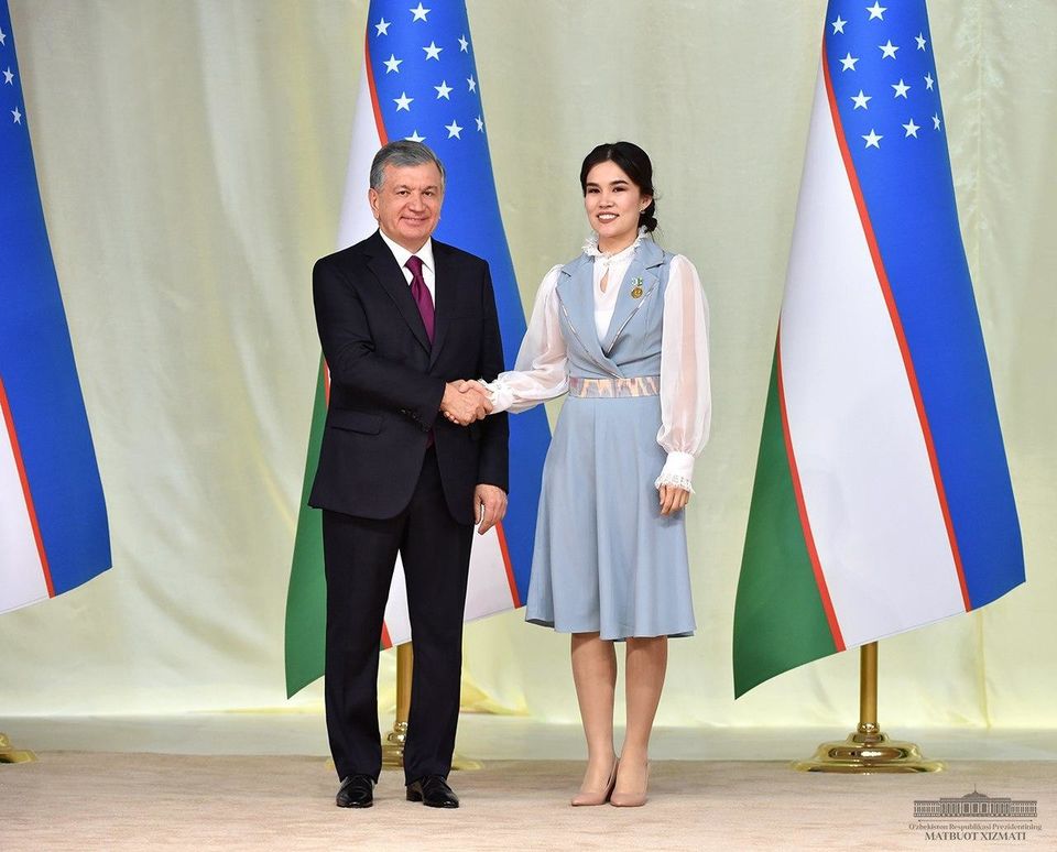 Qusish pornosini tomosha qiling Torli kostyum kiygan qizlar