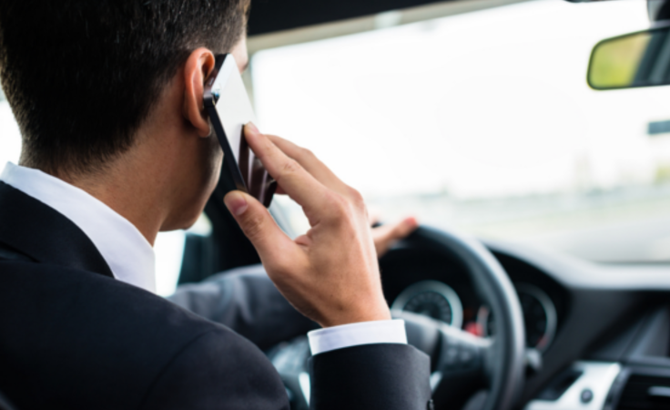 Rossiyalik oila trans porno yulduzni uyiga taklif qildi. Yalangoch dam olish porno