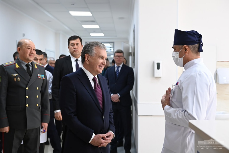 Президент Марказий ҳарбий клиник госпиталга ташриф буюрди (фото)