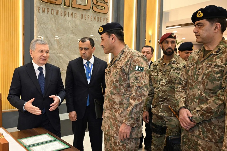 Шавкат Мирзиёев Покистоннинг замонавий ҳарбий техникаси ва қурол-яроғ намуналари билан танишди
