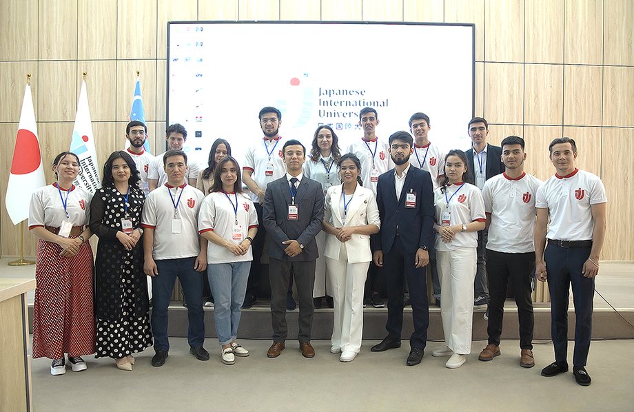 Yosh modellarning erotik fotosuratlari