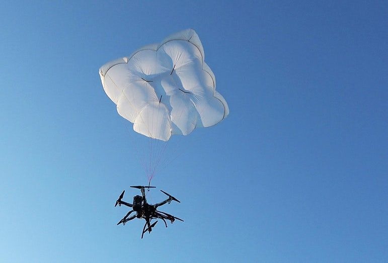 Создали парашют для спасения дронов, уставших летать (фото)
