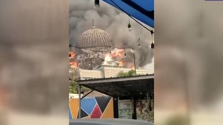 В Индонезии из-за пожара рухнул купол мечети (видео)