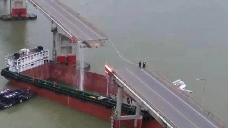 В Китае обрушился автомобильный мост: В воду рухнул автобус