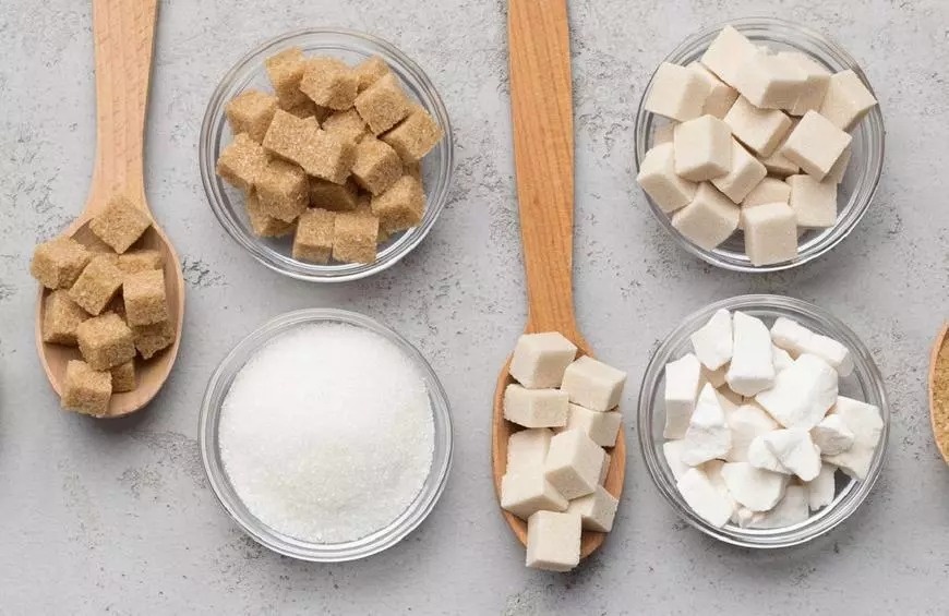 Какой сахар полезнее: белый или коричневый