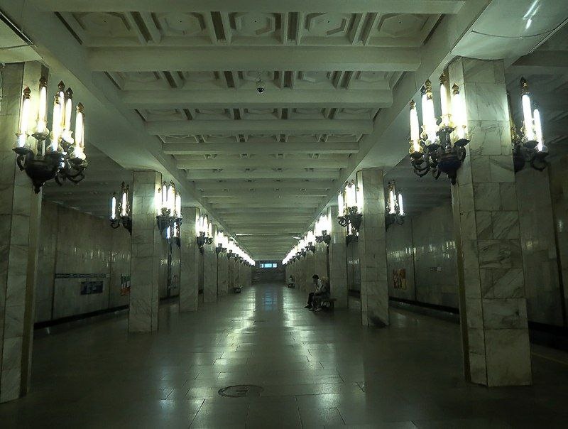 Тошкент метросида 22 ёшли йигит ўзини поезд тагига ташлади