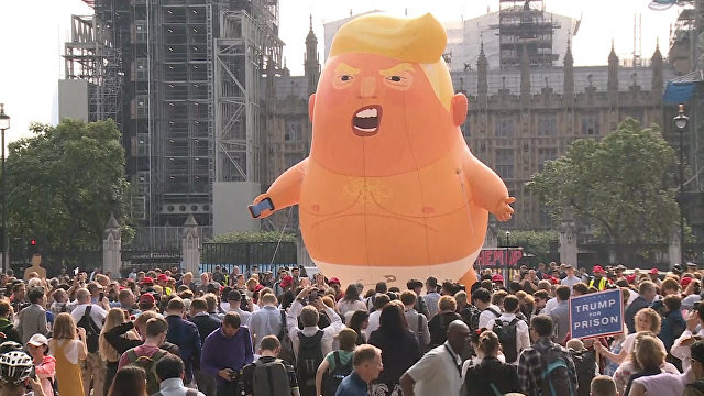 «Надувного Трампа» принесли на митинг в Лондоне (видео)