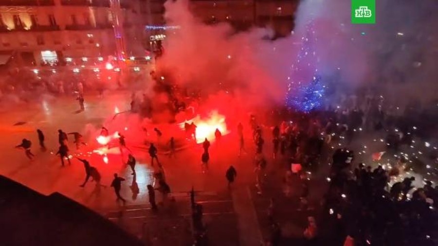 Полиция применила газ, чтобы разогнать фанатов из-за поражения сборной в ЧМ