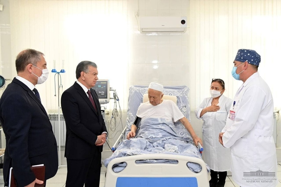 Шавкат Мирзиёев навестил в больнице Героя Узбекистана Хасана Нормуродова