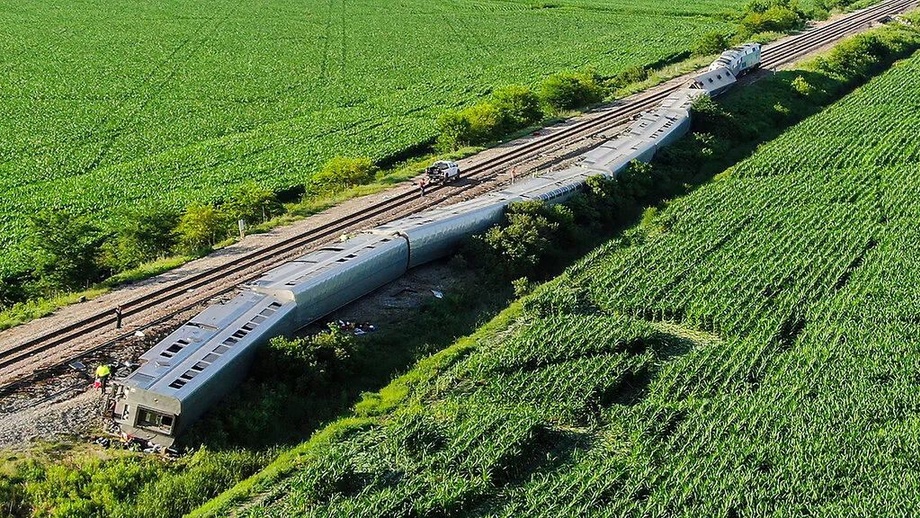 В Нидерландах в результате схода с рельсов поезда пострадали несколько человек