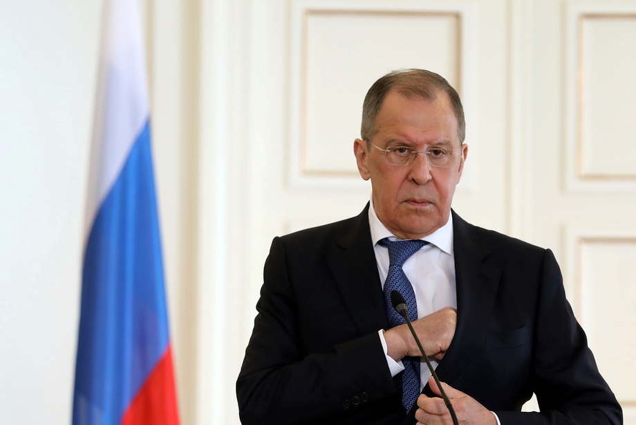 Глава МИД России Сергей Лавров перед саммитом прибыл в отель на Аляске в свитере с надписью «СССР»