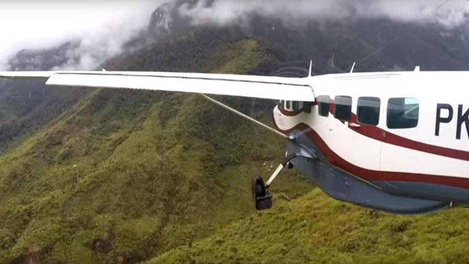 Самолет с девятью пассажирами пропал в Индонезии