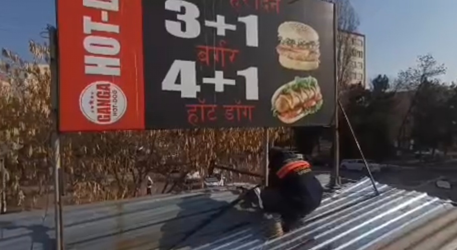 В Ташкенте демонтировали рекламную вывеску с надписью на хинди