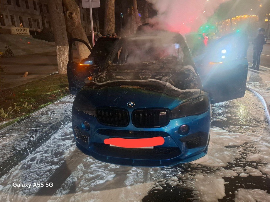 Тошкентда BMW автомобили ёниб кетди