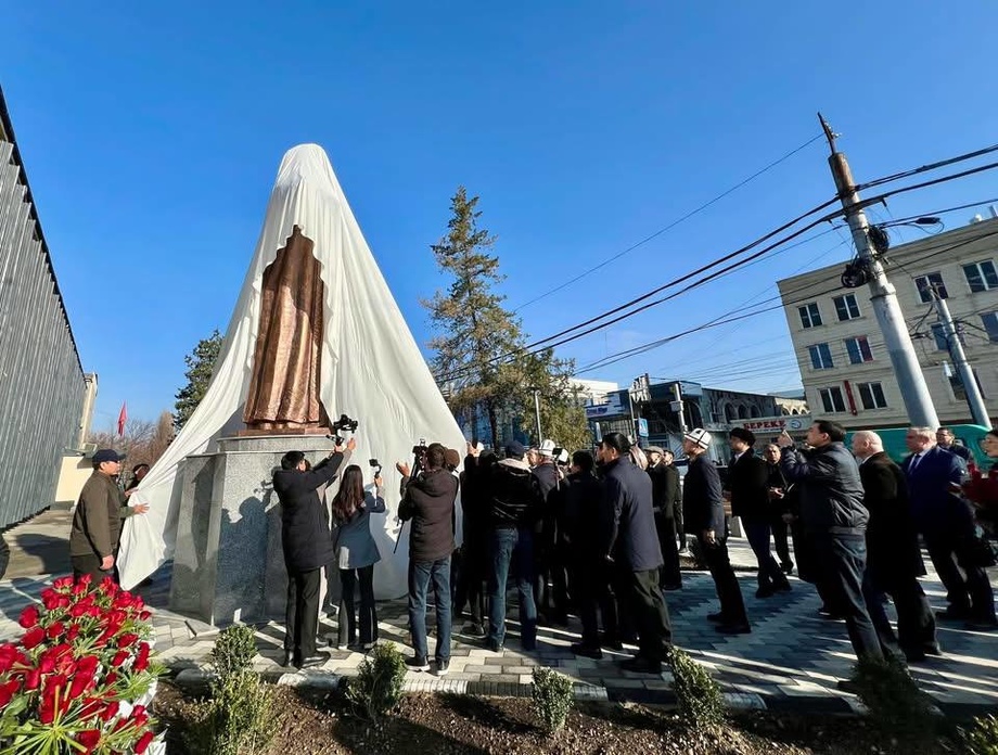 Қирғизистоннинг Ўш шаҳрида Алишер Навоий ҳайкали очилди