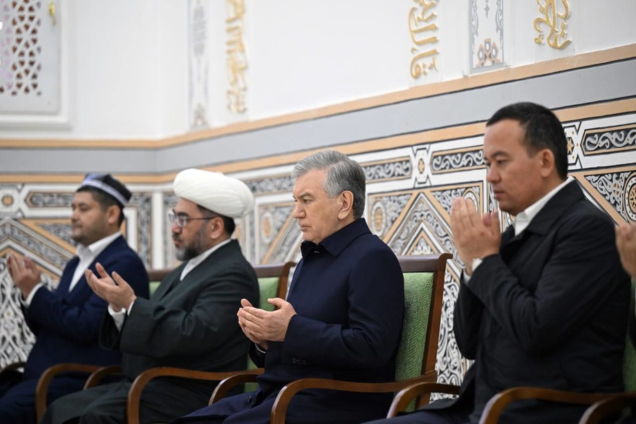 Davlat rahbari Surxondaryo safarini Hakim Termiziy maqbarasi ziyoratidan boshladi