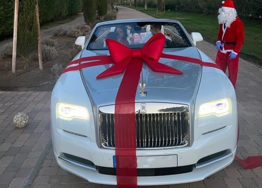 Возлюбленная Роналду подарила ему Rolls Royce за $340 тыс (видео)