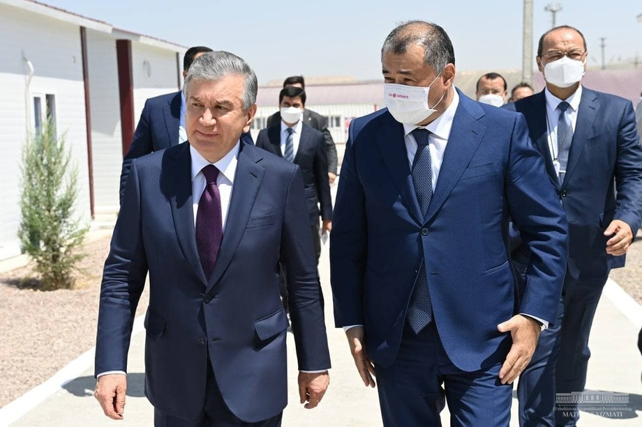 Shavkat Mirziyoyev quruvchilarning yashash joyini borib ko‘rdi