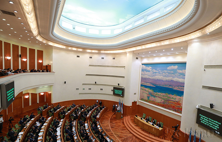 Сенатнинг бешинчи ялпи мажлиси ўз ишини бошламоқда