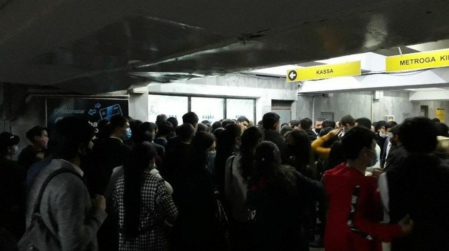 Ташкентский метрополитен прокомментировал скопление людей возле кассы метро