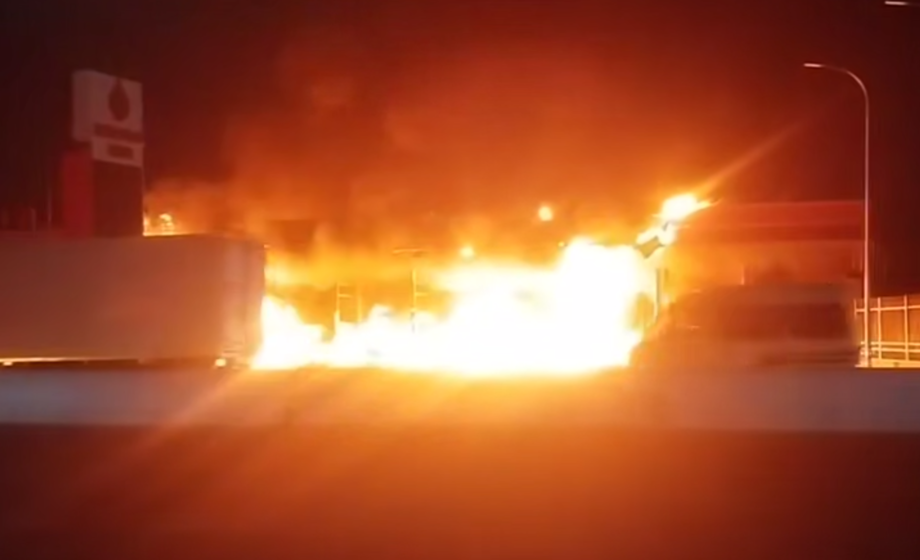 В Самарканде на газозаправочной станции сгорели три автомобиля